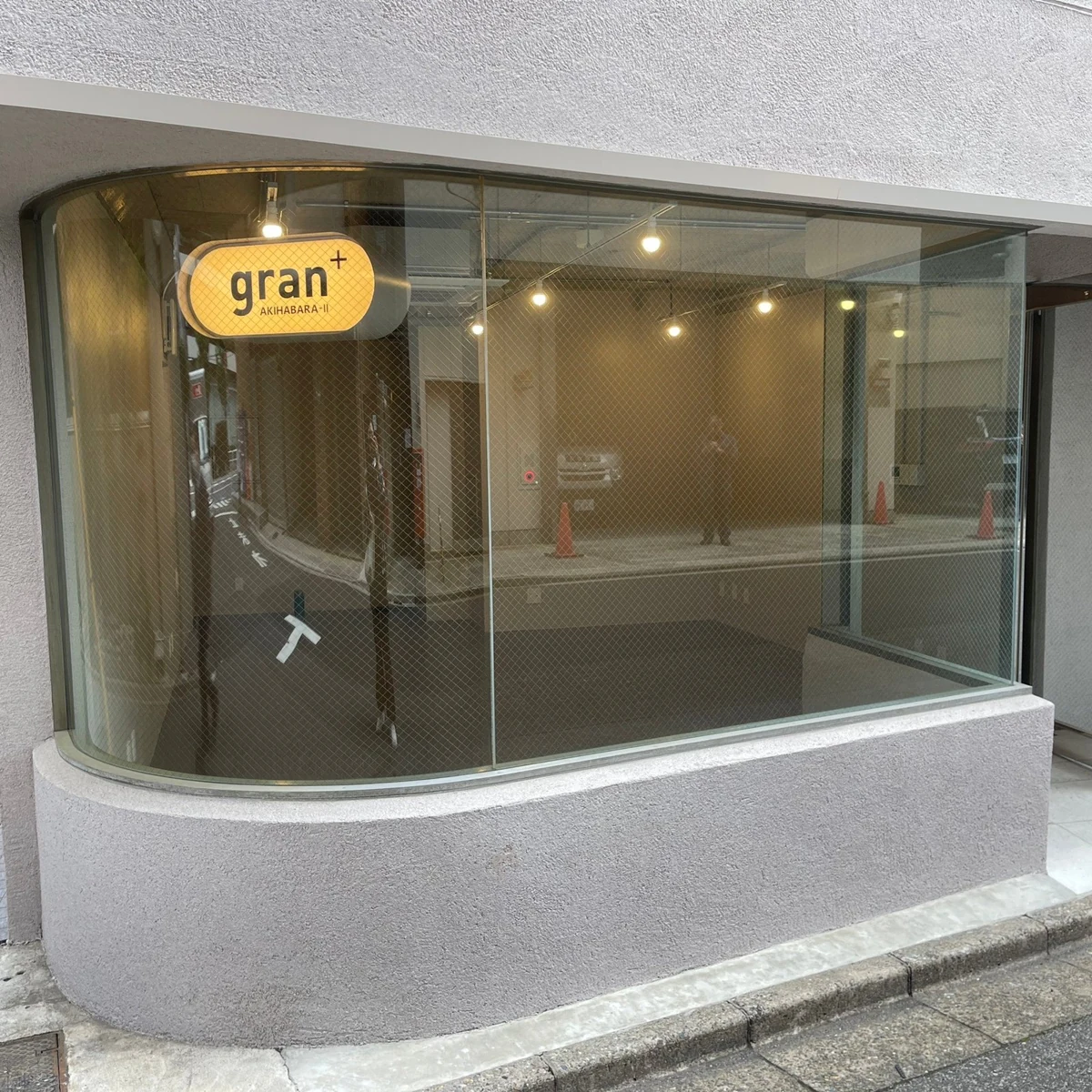 東京本社のあるgran+秋葉原Ⅱの1階外観。窓に建物名のサインが見える。