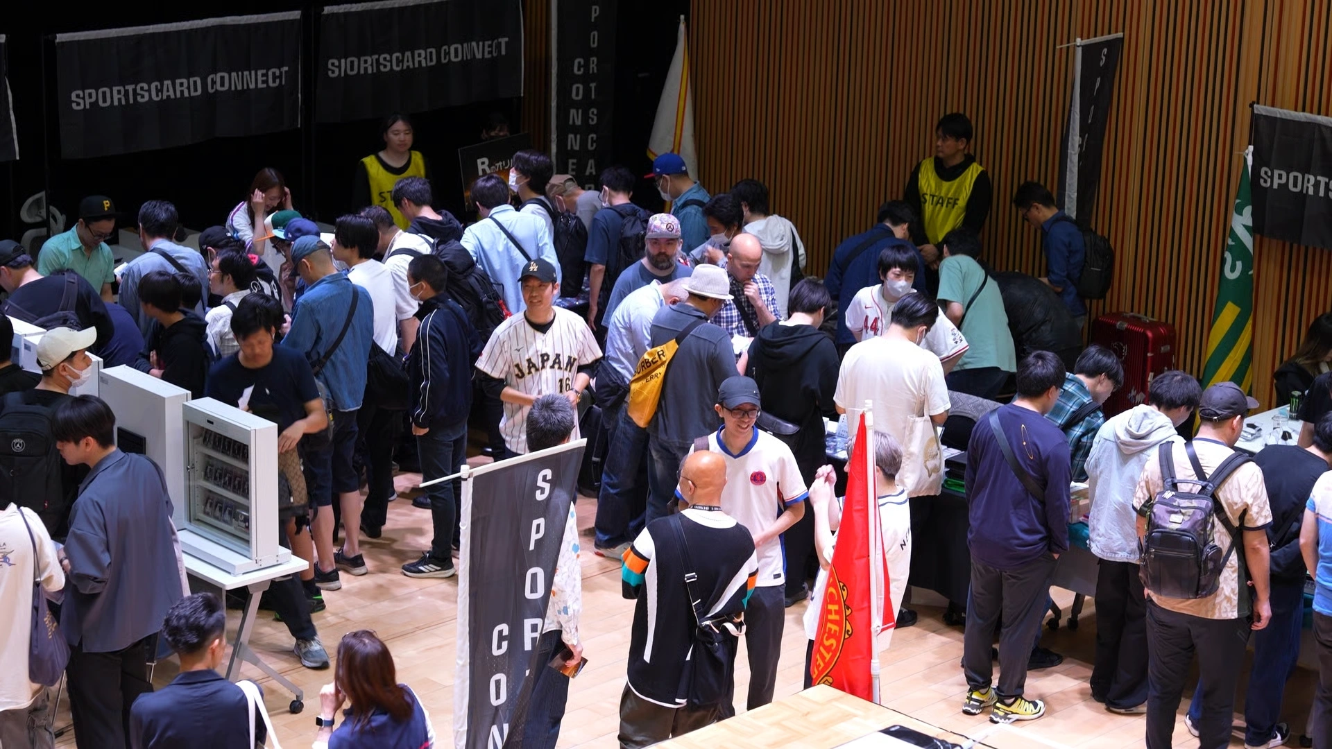 SPORTSCARD CONNECT 第4回の会場で、カードを囲んで交流する来場者たち